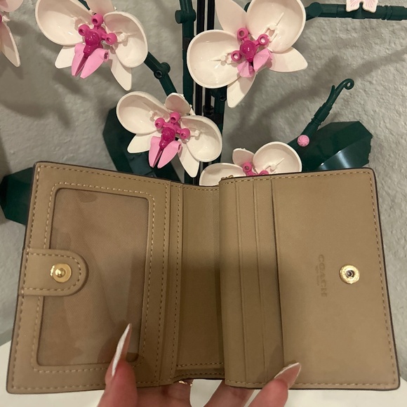 Coach hearts wallet 🎀 - Picture 4 of 5